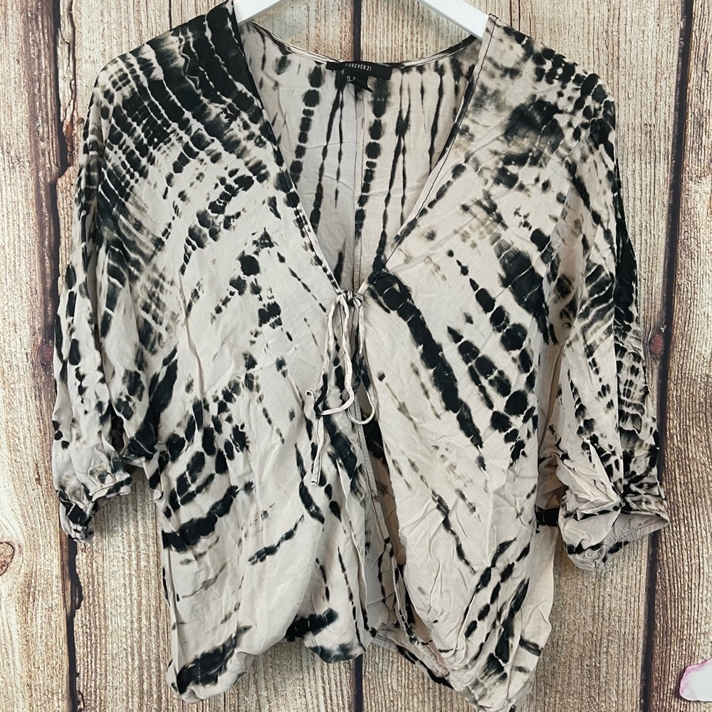 FOREVER 21 TIE DYE FAUX WRAP TOP BLACK & WHITE